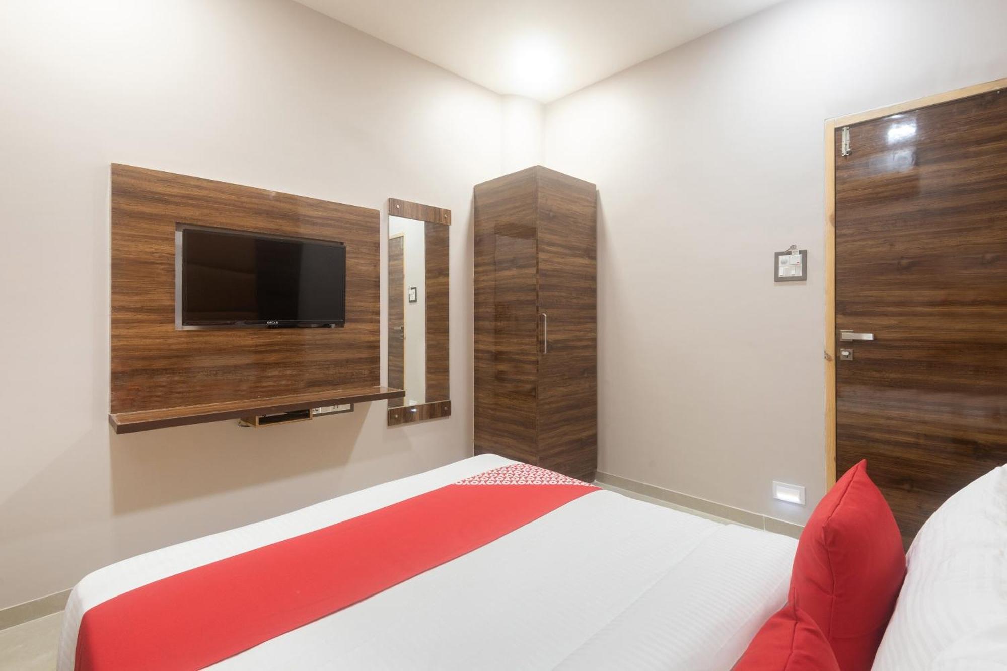 Hotel Blue Executive Near Chhatrapati Shivaji International Airport Mumbai Bagian luar foto