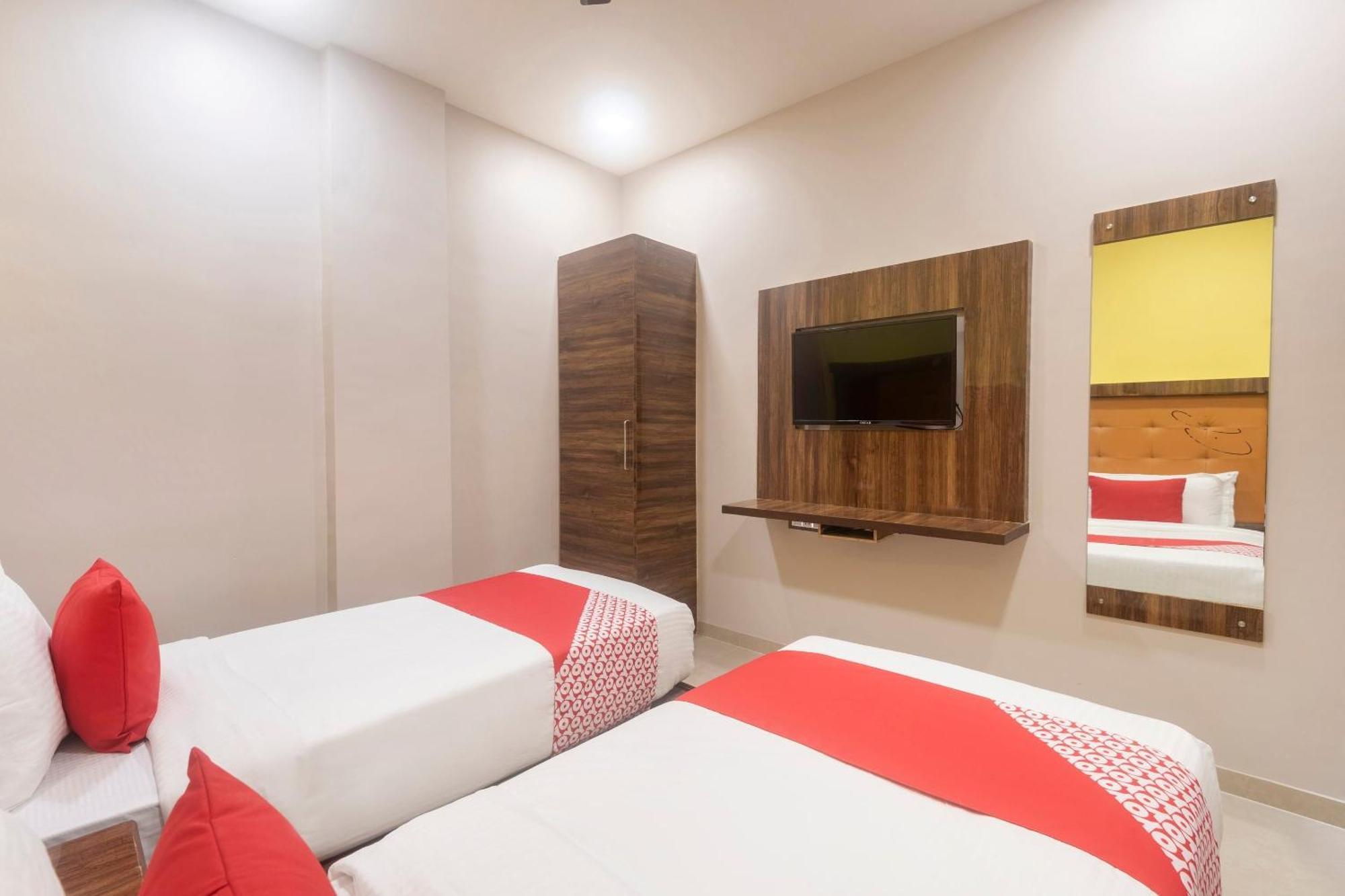 Hotel Blue Executive Near Chhatrapati Shivaji International Airport Mumbai Bagian luar foto